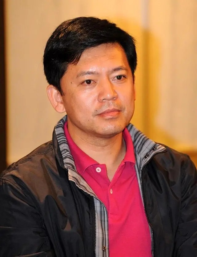 他曾错过巩俐，娶初恋为妻，凭《亮剑》爆红，结婚30年仍恩爱如初