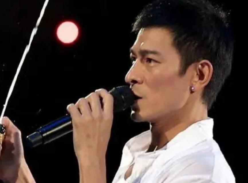 “惨遭吸血”刘德华：身价百亿却让姐姐住贫民窟，她到底做了什么