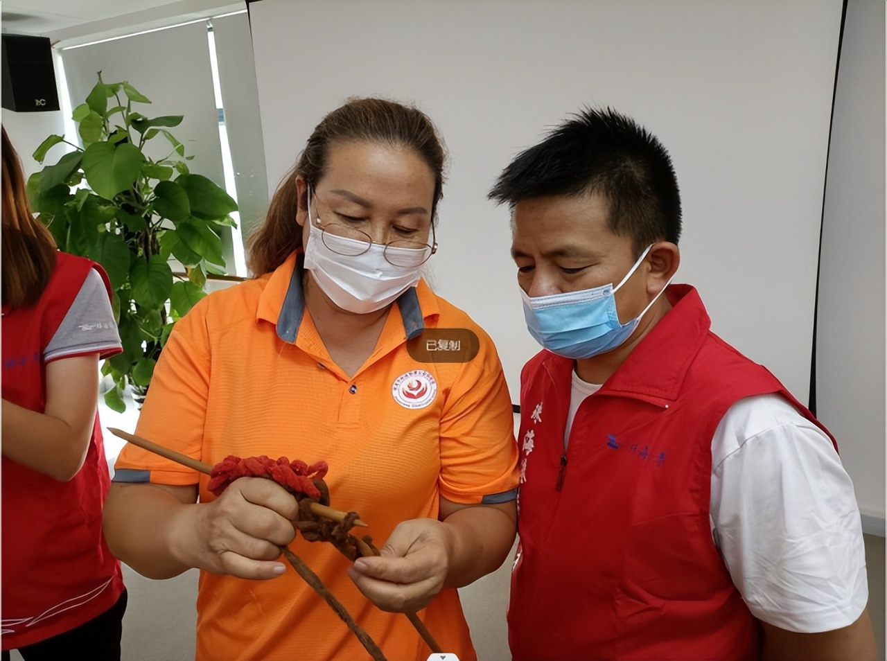 「广东珠海」冬日“针”爱港达携手明珠开展编织围巾送温暖活动