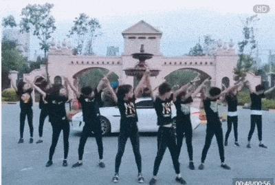 牌牌琦现状在哪,牌牌琦站在库里南上的照片