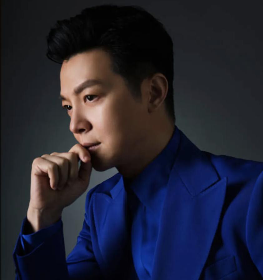 任鲁豫受伤主持节目视频,任鲁豫摔倒后复出