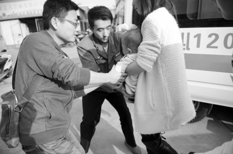 2013年,河北4岁男婴遭石头雨攻击,右手截肢奶奶怒骂:都是你害的