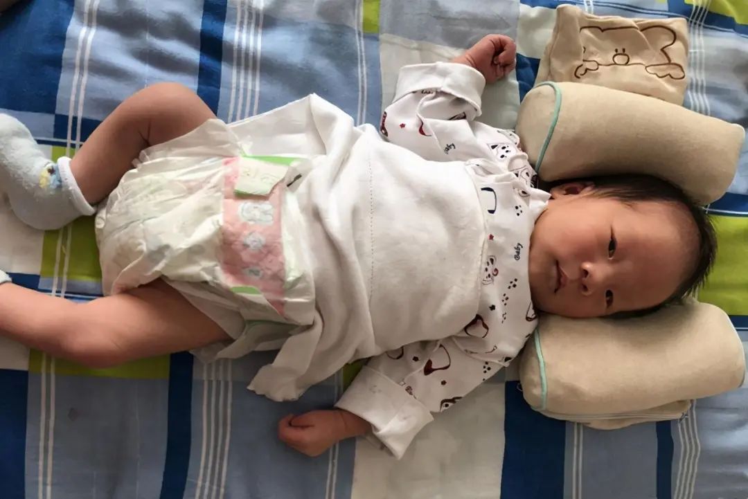 宝宝睡觉青蛙腿什么时候消失,小月龄的宝宝睡觉青蛙腿