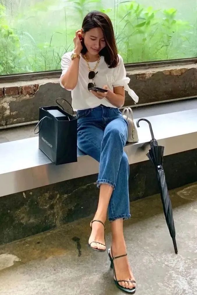 直筒牛仔裤小白鞋穿搭,小白鞋牛仔裤秋冬穿搭图片