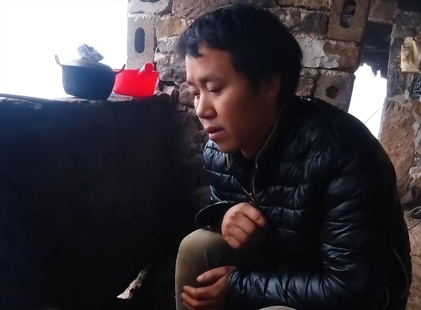 贵州一户人在悬崖上养羊,贵州蜗居13年在山上养羊