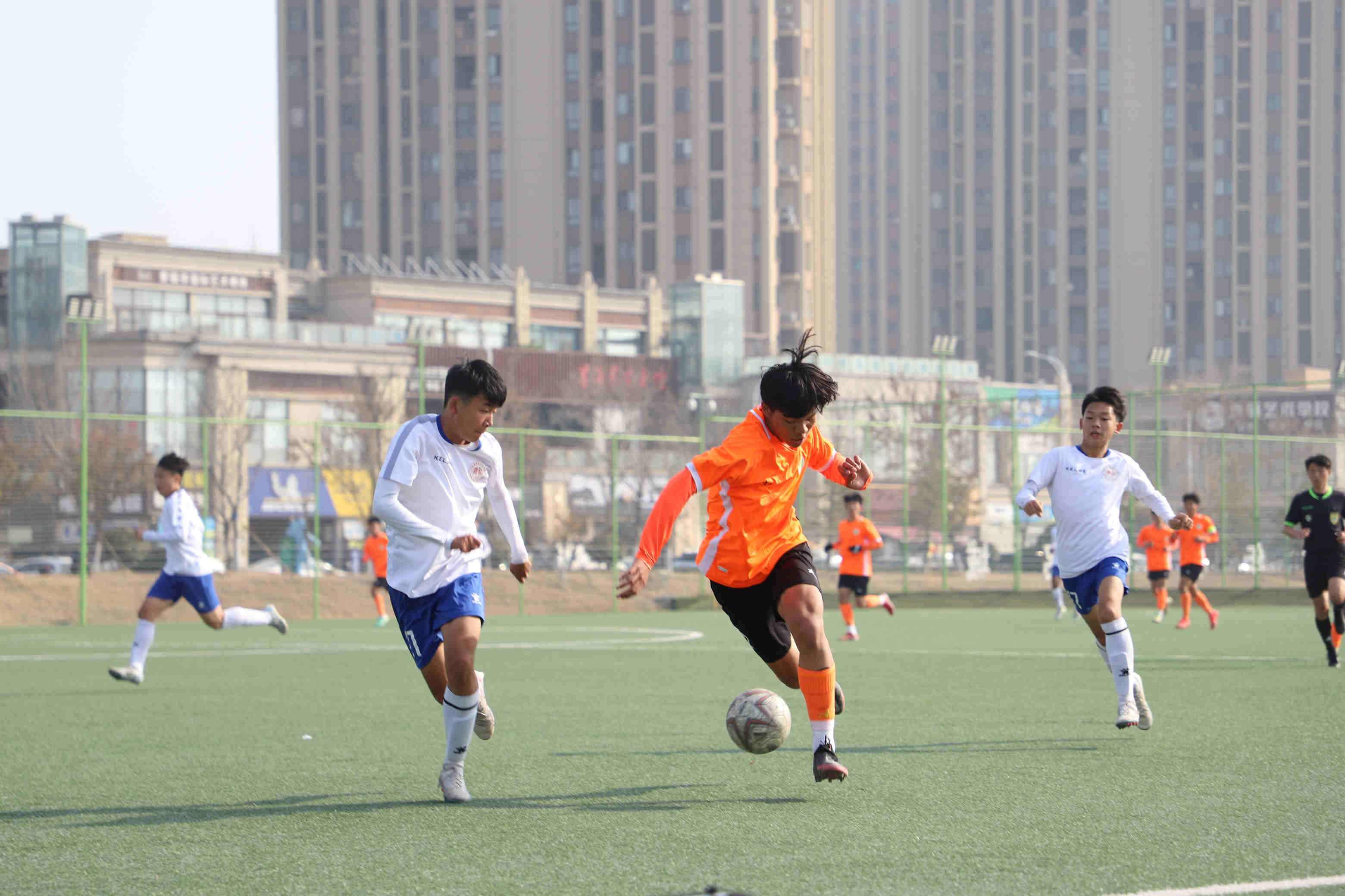 足球队拿了奖有奖牌上台领奖,城阳二中男子足球队