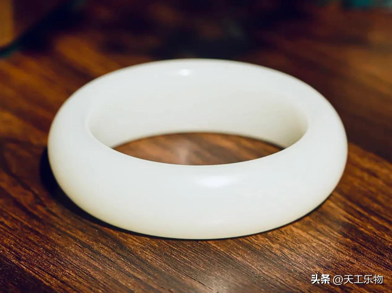 和田玉肉眼看有很多棉的手镯好吗,玉器店有玉手镯卖吗