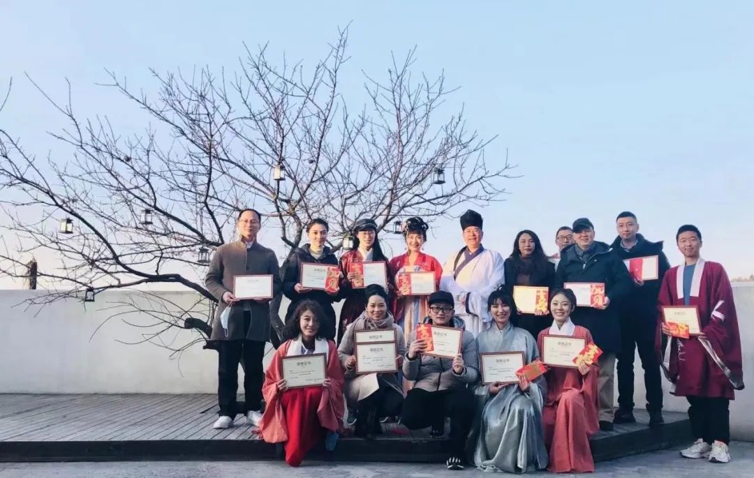 需要“硬气”的时代，如何消除“巨婴”？且听《新三字经》作答