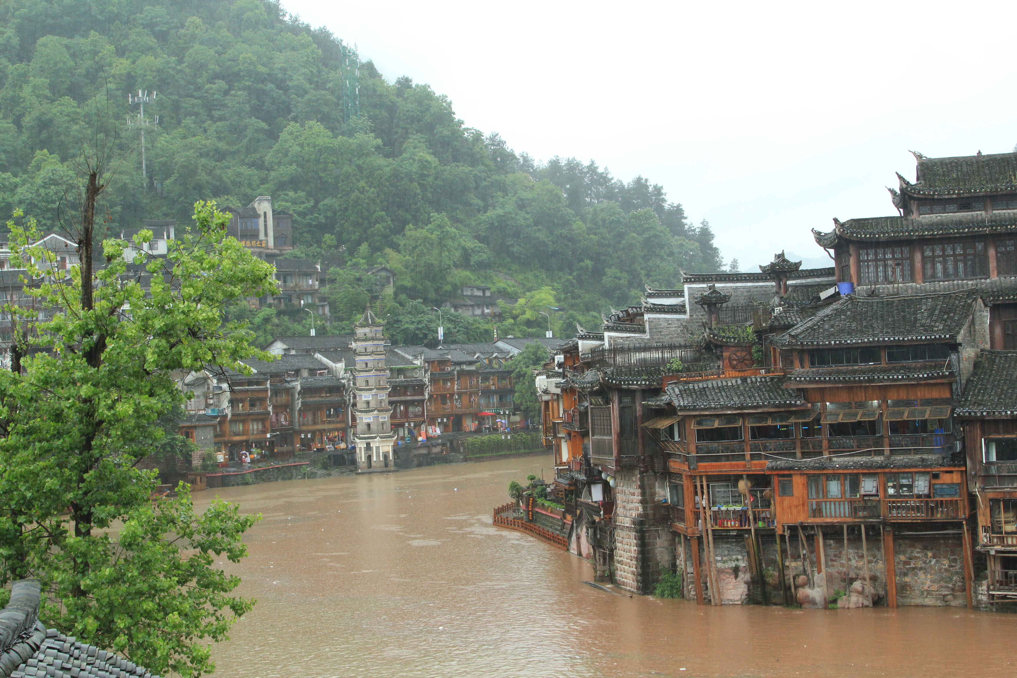 边城和凤凰古城哪个好玩,中国最美古城凤凰古城视频