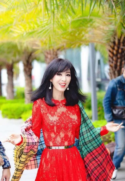 同父不同命的姐妹花：55岁雪梨三段感情坎坷，65岁米雪痴爱一人