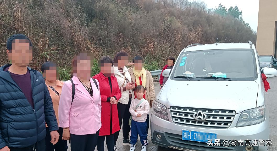 面包车超员20%以上被交警查获,9座面包车被查