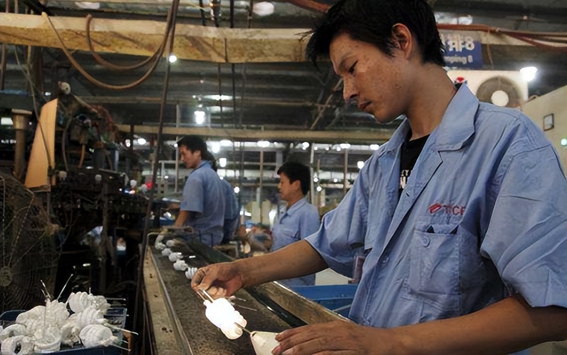 20岁小伙在工厂流水线,小伙工厂上班一天站11个钟