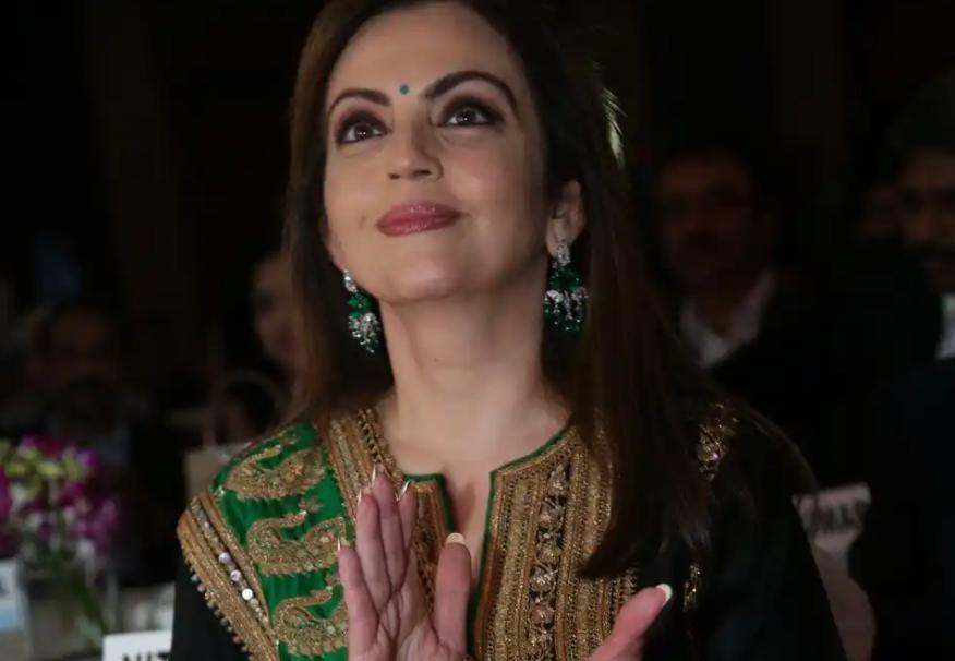 印度富豪妻子鼻环价值3亿,印度首富给妻子的手机壳