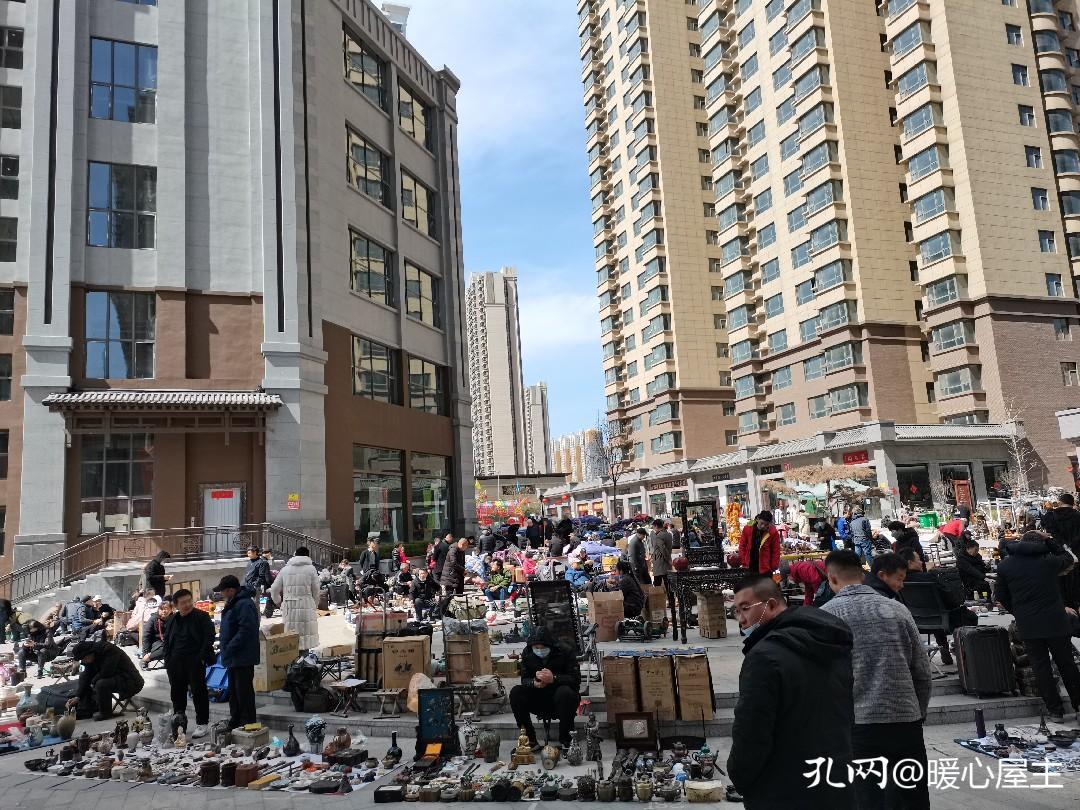 背上我的小书包去文化市场淘宝，淘到两摞自己比较心仪的书