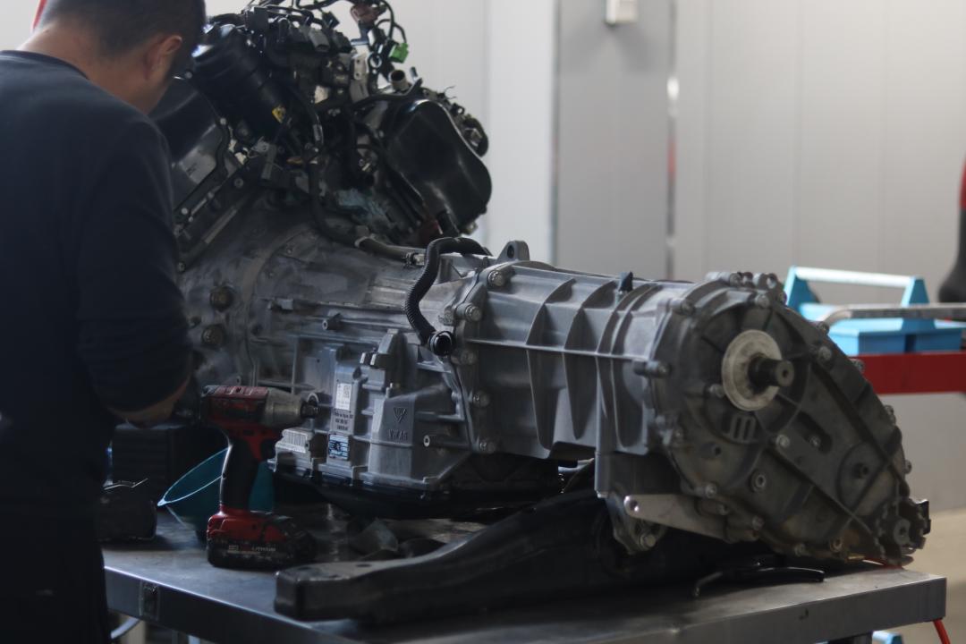 奥迪q7报废厂,老款奥迪q7出车祸