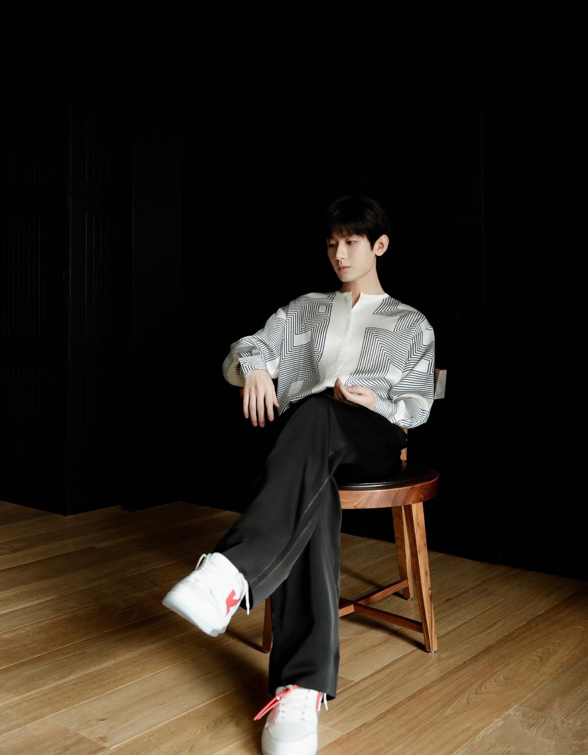 月度最in*服私**：翩翩男妲己胸残质子团，爆剧外的男*诱色**惑最致命！