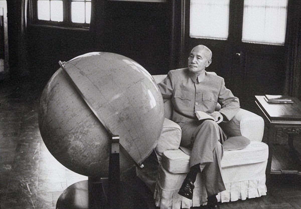 蒋介石的陵墓有多惨？子孙哭着要给他迁葬