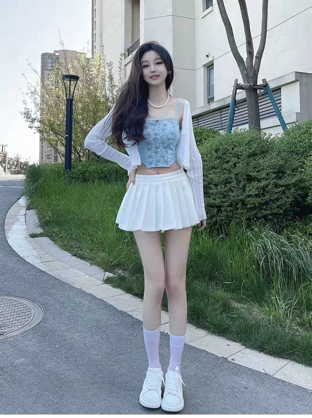 白色牛仔裤配什么颜色针织开衫,针织开衫白色和黑色哪个好看