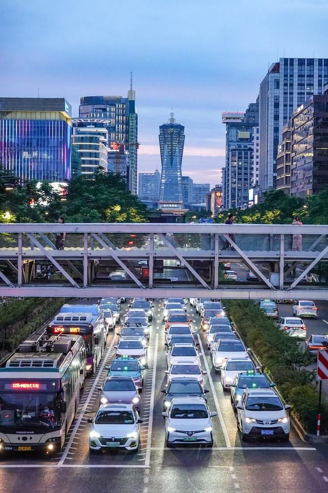 杭州路上的夜景视频,杭州延安路步行街夜景照片