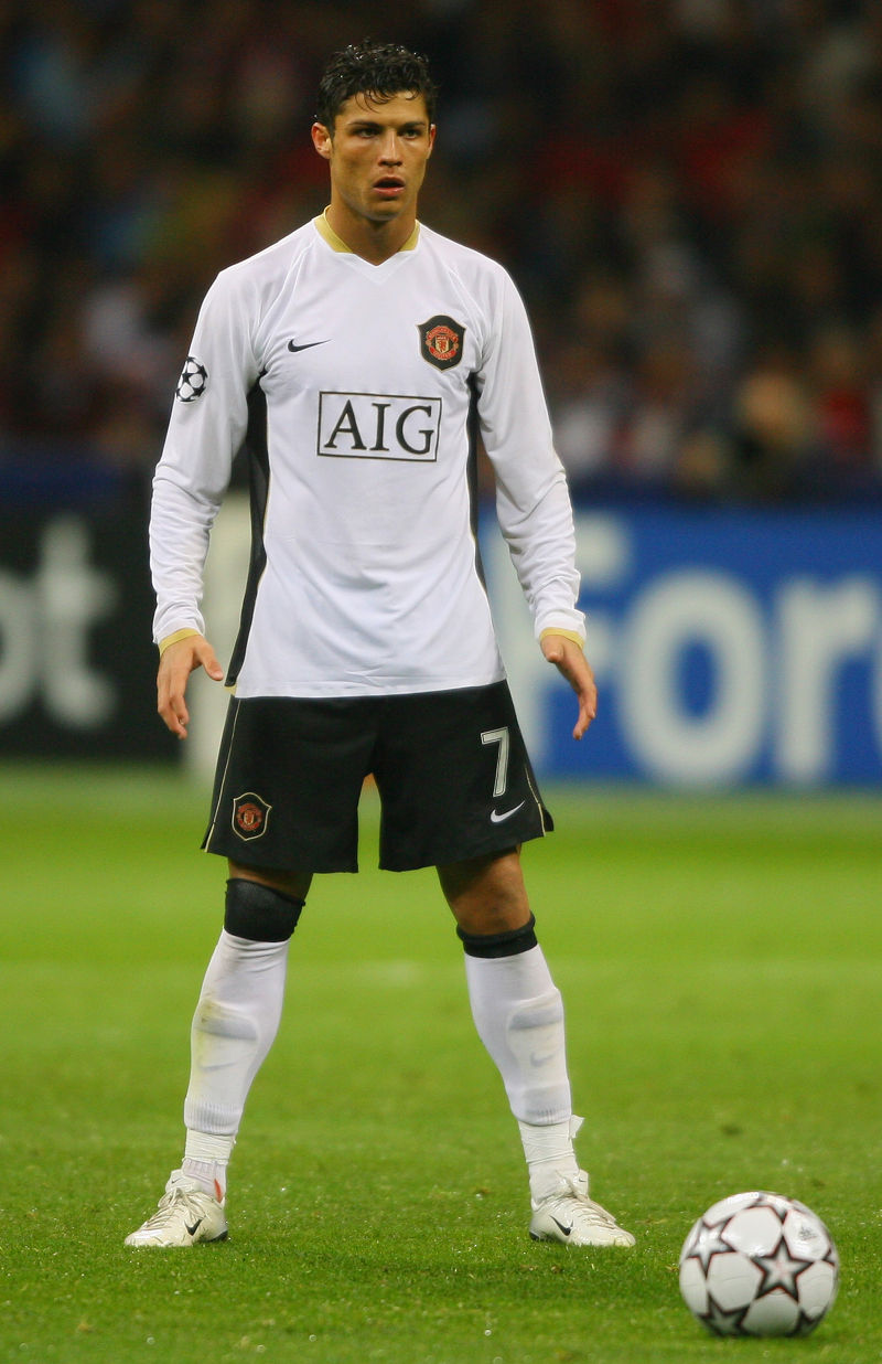 c罗37岁已经过了踢球的最好年纪,c罗15岁接受心脏病手术