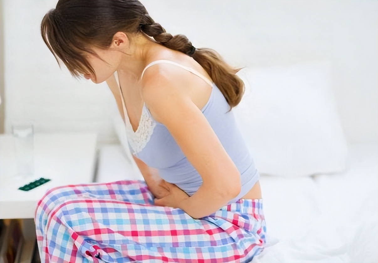 女性来月经有血块怎么回事,女性来例假流出长条的是什么东西