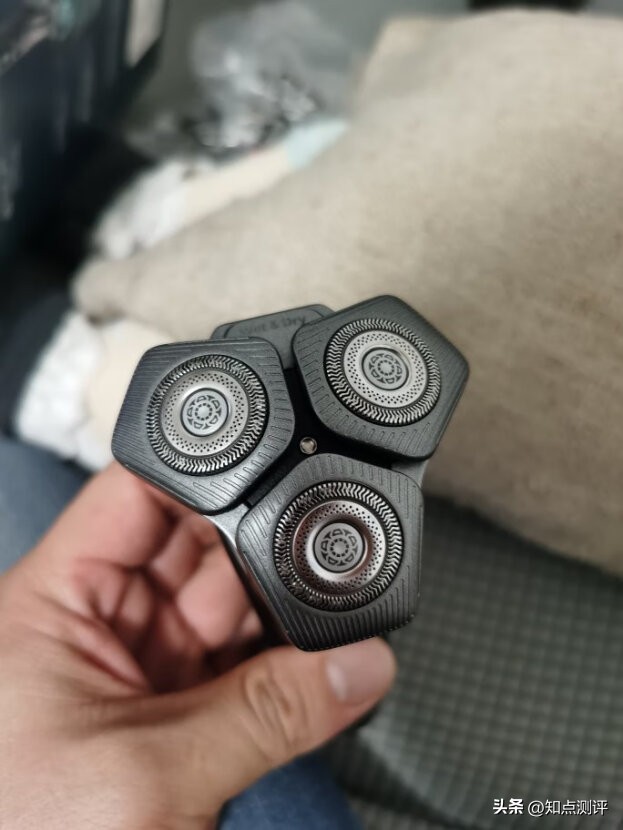 飞利浦剃须刀s99系列测评,飞利浦s9936剃须刀后显示屏