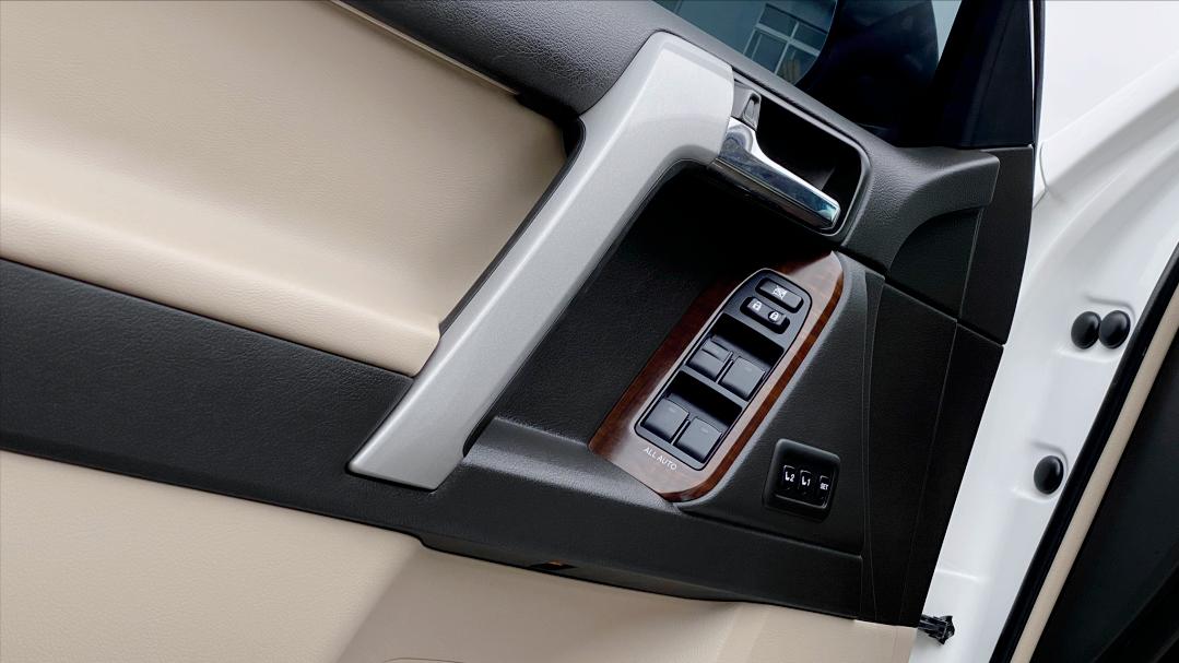 丰田霸道生锈,破旧丰田翻新