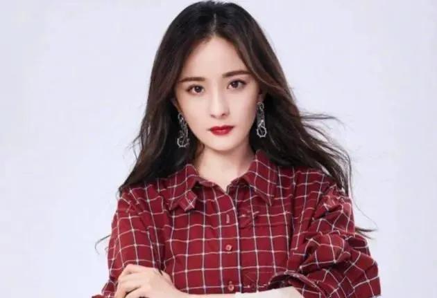 杨幂赴香港看望小糯米,刘恺威和杨幂带小糯米走机场