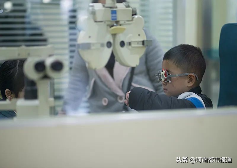 四岁孩子眼睛重度近视怎么矫正,孩子右眼是重度近视怎么办