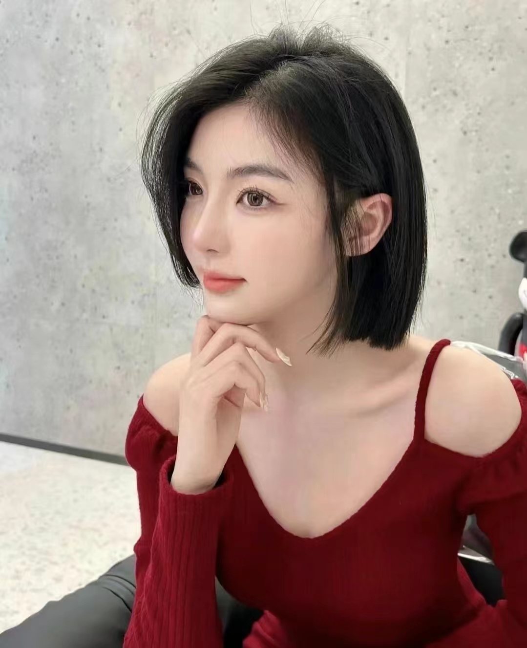 流行的短发型黑色减龄,挂耳短发2023爆款洋气