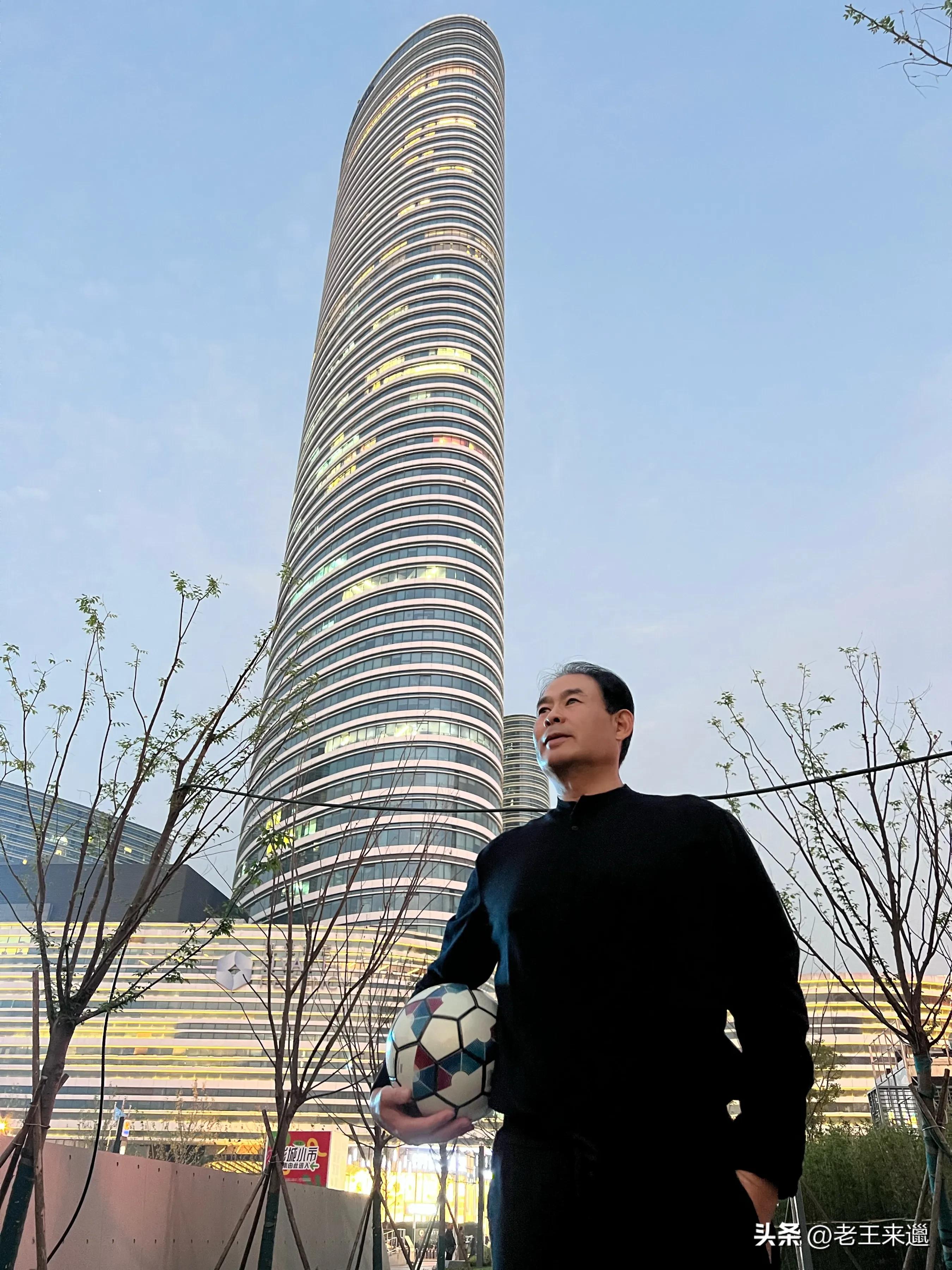 单腿深蹲颠球吉尼斯纪录,周道华60分钟颠球视频