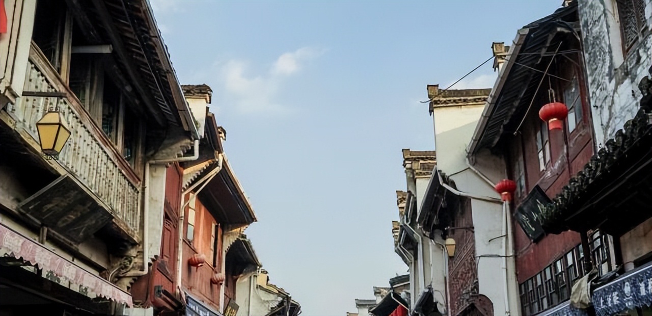 才子给厕所写了一幅对联，上联“甘解衣带终不悔”，下联拍案叫绝