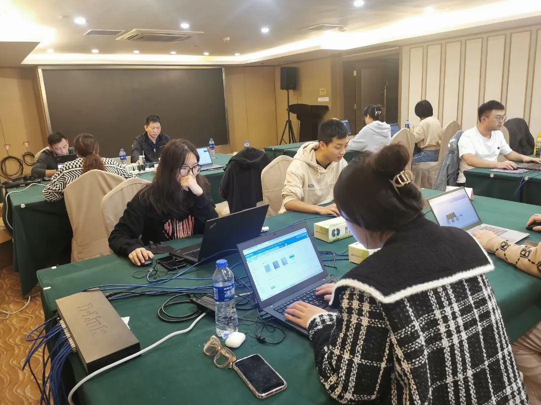 坚守战疫岗位的逆行先锋故事,抗疫中的志愿者故事