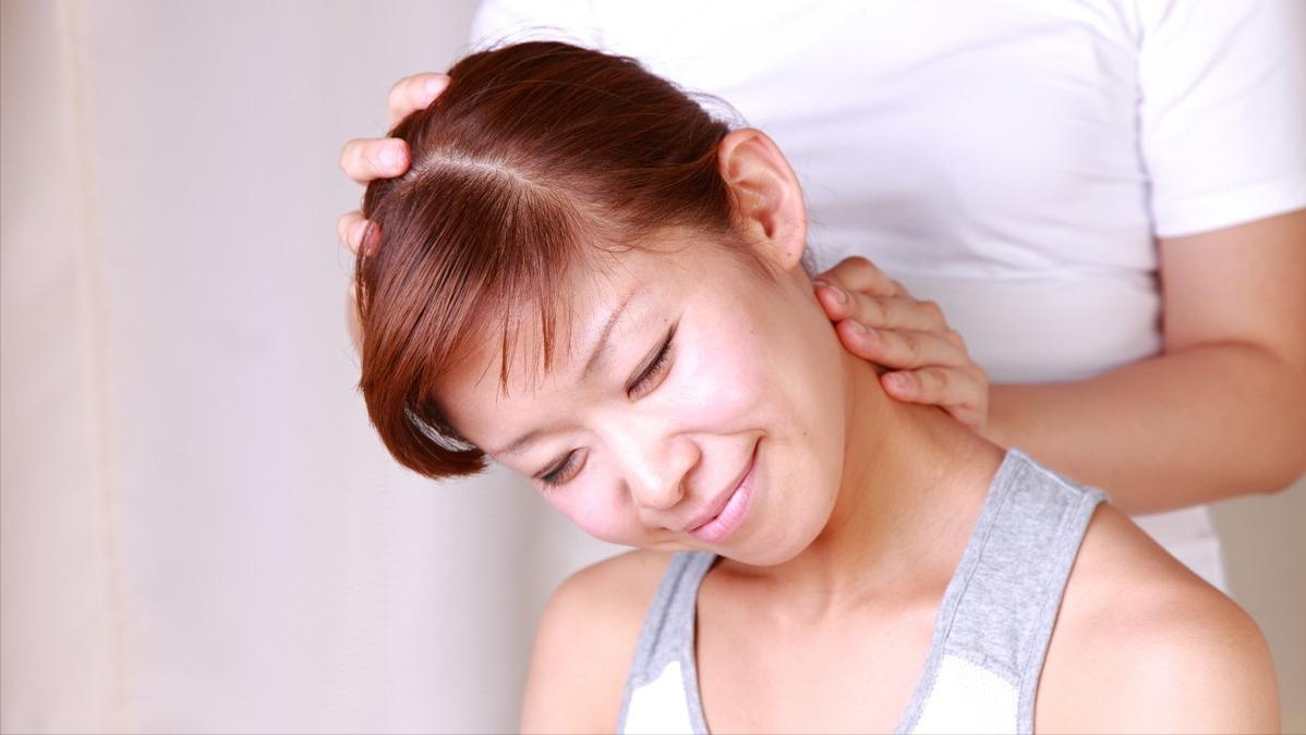 颈椎病做了手术为什么会肩膀疼,颈椎引起肩周疼痛是否用针扎