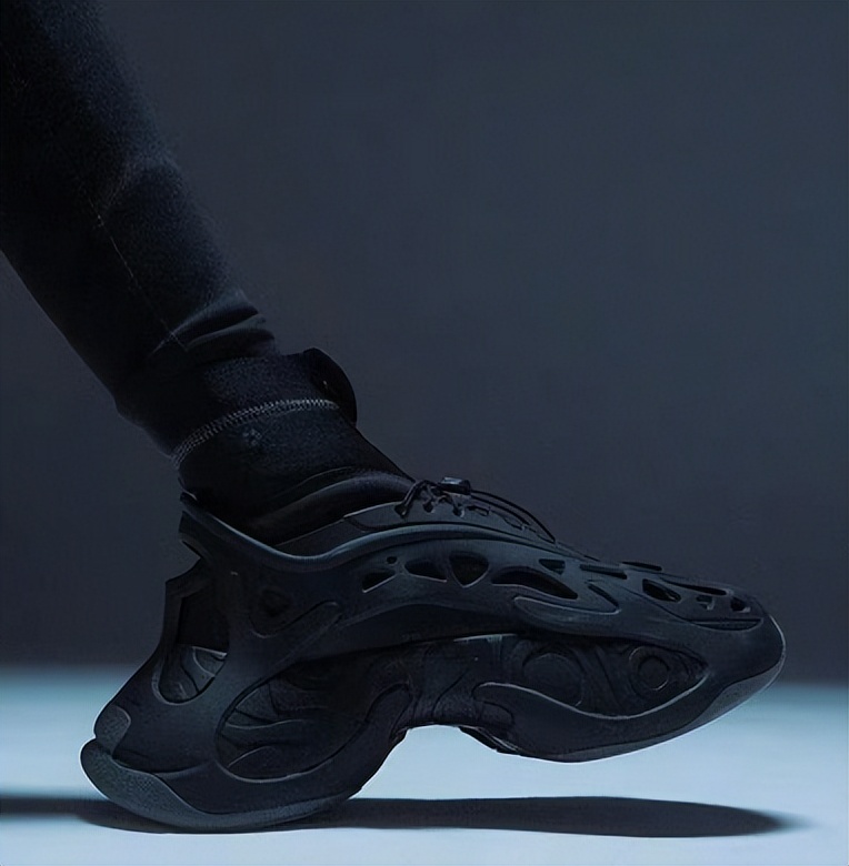 阿迪黑白水母鞋,阿迪达斯夜光水母