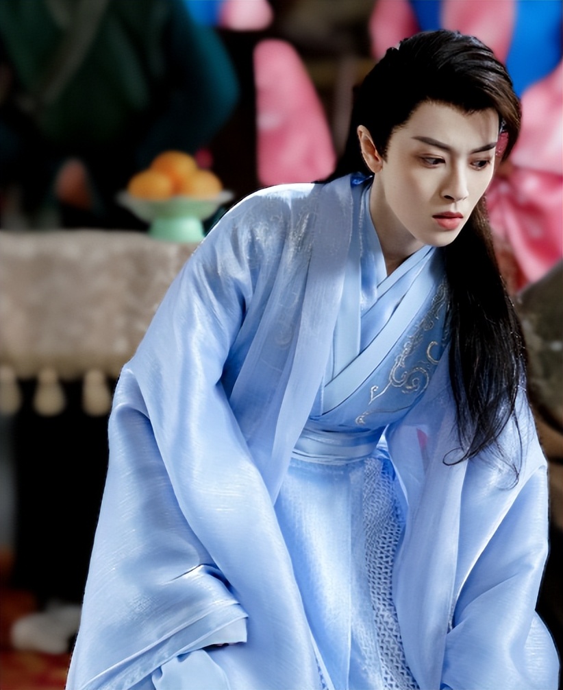 漂亮书生鞠婧祎女扮男装惊艳全场,鞠婧祎女扮男装头发散开看呆众人