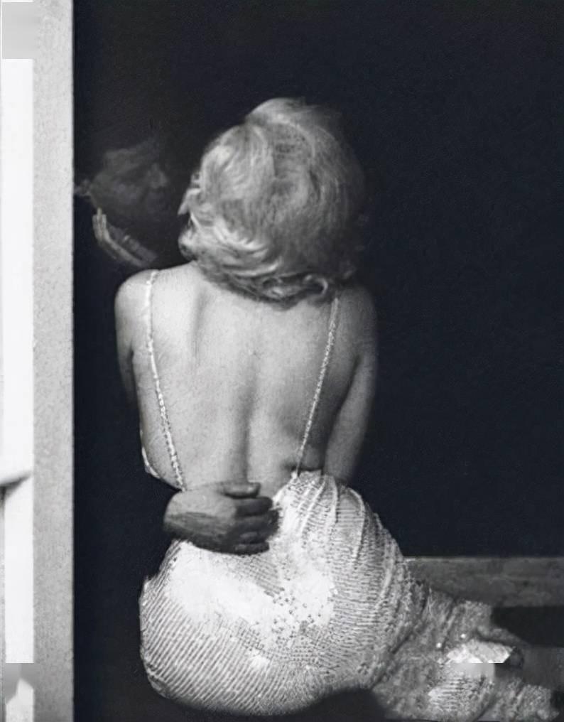 肯尼迪生日宴上梦露穿着,玛丽莲梦露在肯尼迪生日宴会上