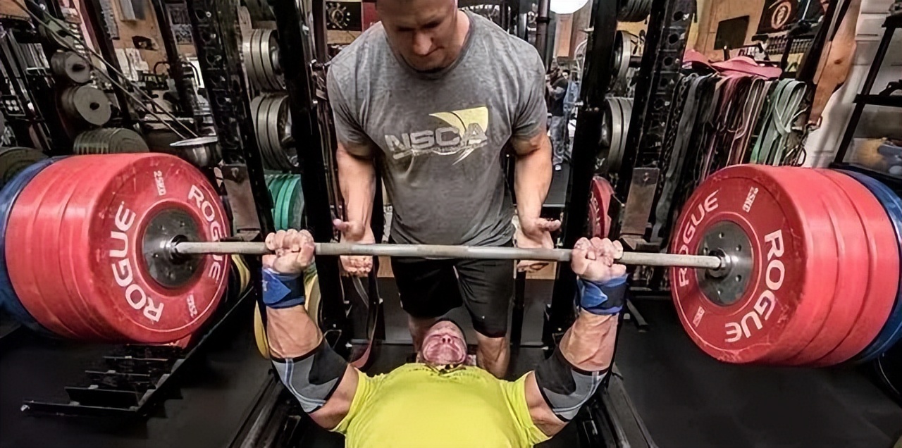 卧推200kg被砸,小伙卧推失误被锁喉过程揪心