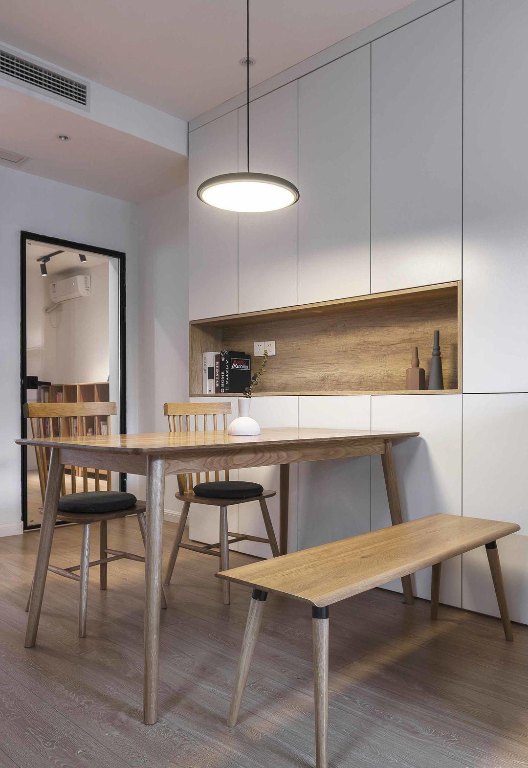 她在沙发后面“掏洞”造窗，完工后发现太明智了，全屋温暖又自然