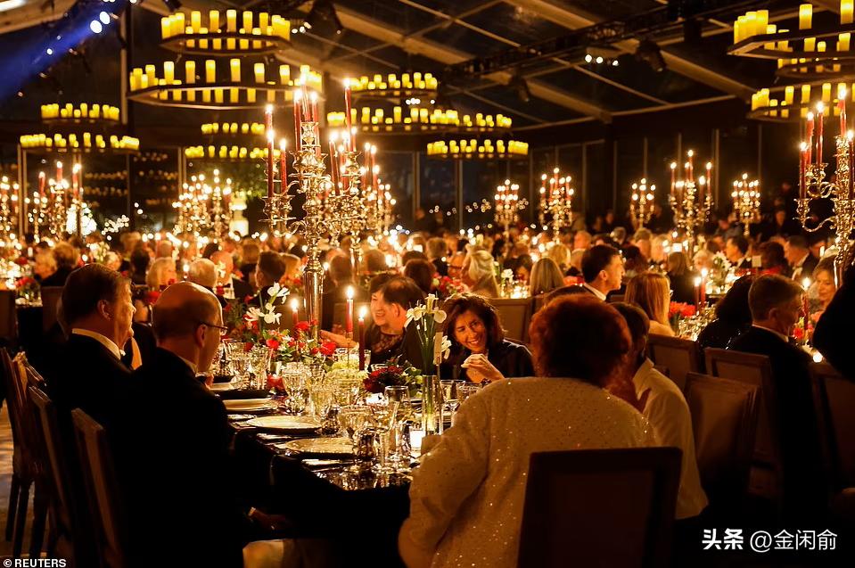 马克龙夫妇携手并肩,马克龙与妻儿出席活动