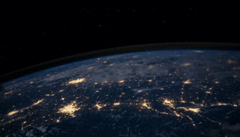 看起来是黑色阳光下是黄色,看起来是黑色但是阳光下是红色