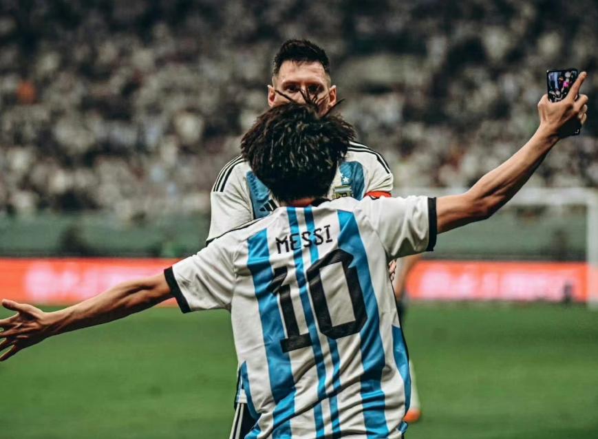 球迷冲进球场拥抱梅西的全过程,球迷冲进球场拥抱梅西人生圆满