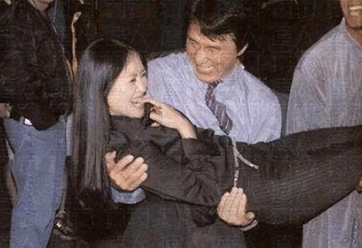 靠肩撒娇、摸脸掐腰、强吻壁咚，没分寸感的女明星算不算耍流氓？