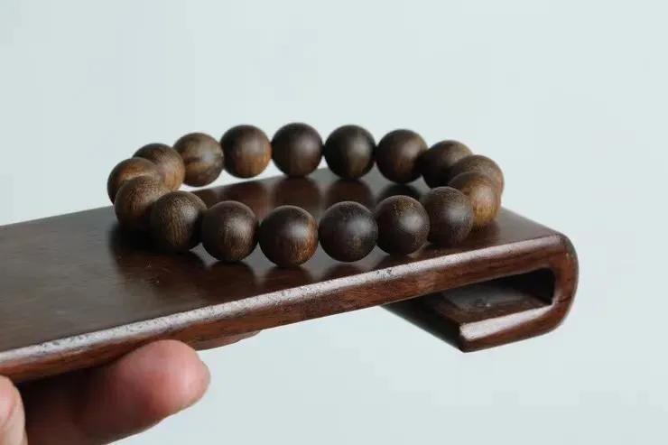 佩戴沉香饰品对人体有什么好处,佩戴沉水沉香和普通沉香哪个好