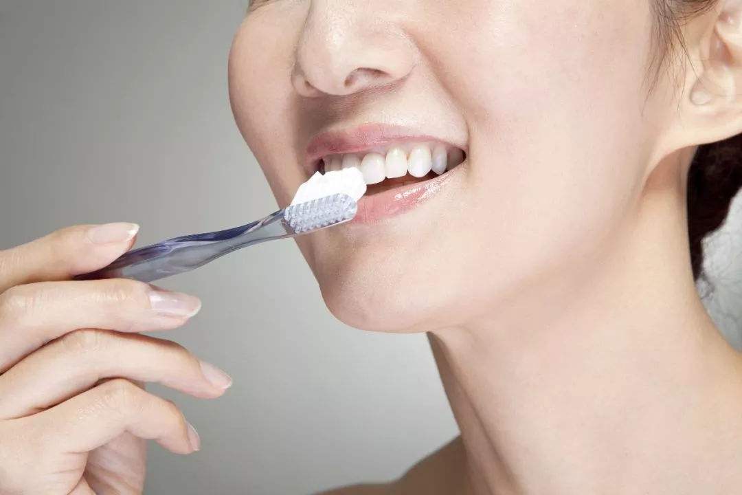 发黄的衣服有妙招,衣服黄了不用任何东西怎么洗白