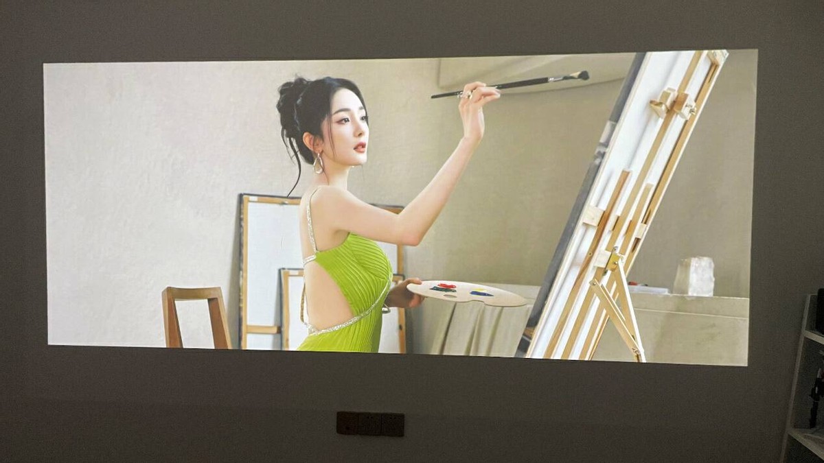 有它，挤啥电影院？AOCL1智能投影实测：2500ANSI流明+帝瓦雷调音