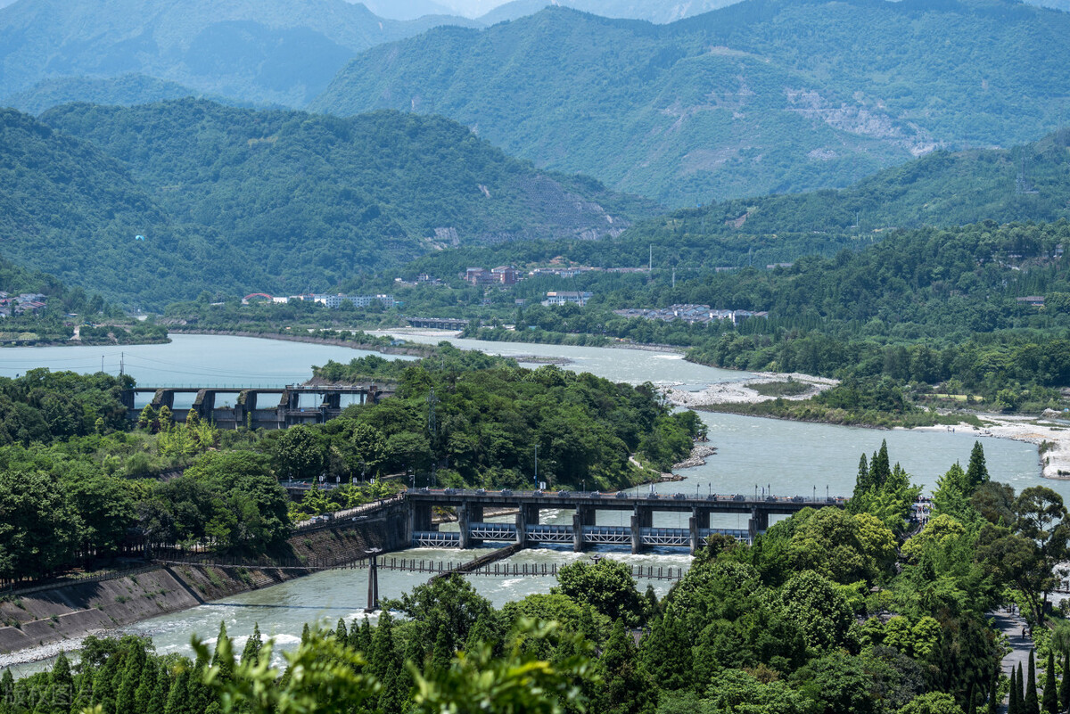 成都网红打卡景点双子塔在哪里,最近成都很火的网红打卡的火锅楼