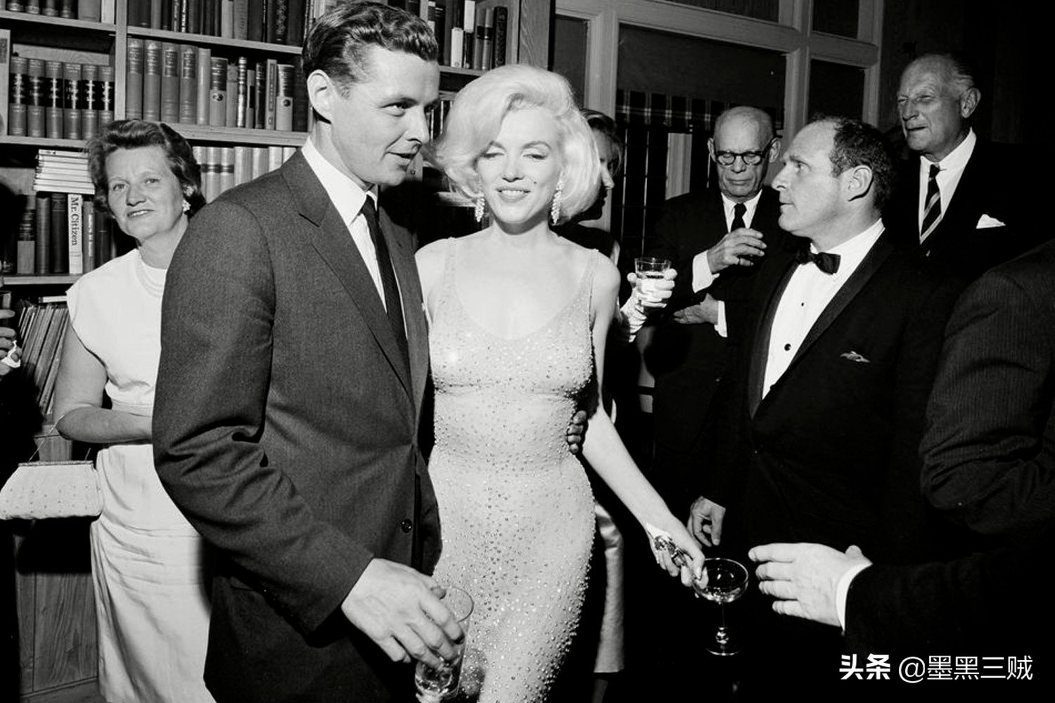 金卡戴珊穿玛丽莲梦露礼服视频,金卡戴珊穿玛丽莲梦露礼服