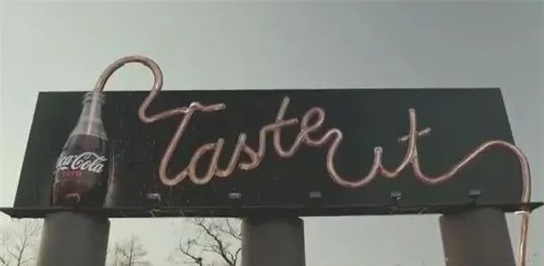 跟着飞机跑、可以喝、会传染，这些户外广告牌不一般