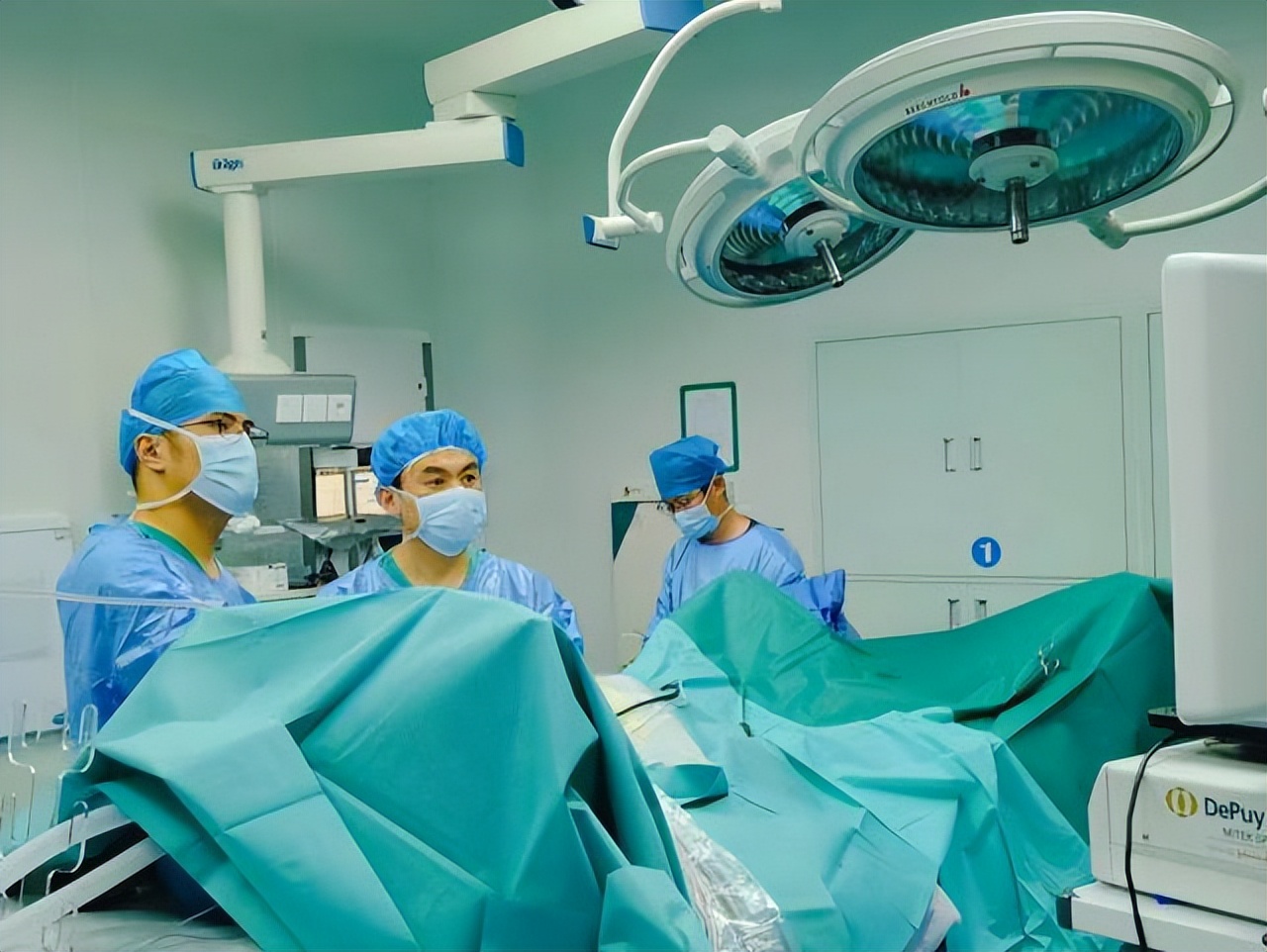 疫情期间宅家深蹲练出髋关节痛?运动不当越做越伤身